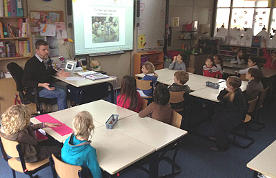 Foto van Luc tijdens een les aan groep 8 leerlingen van de Violenschool in Hilversum
